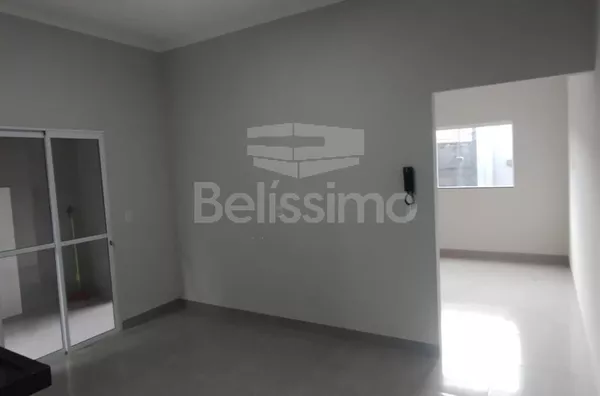 Linda casa no bairro Nova Três Lagoas, casa bem localizada. Casa contendo, 2 (Dois) Quartos, sendo 1 (Uma) suíte, 2 (Dois) Banheiros, Sala de TV, Cozinha, Lavanderia coberta e garagem para dois carros. 