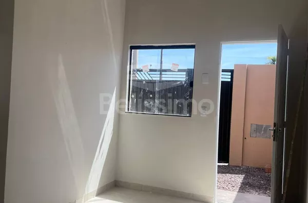 Casa com excelente localização. Casa de 2 quartos,  01(uma) sala de TV, 01 (uma) cozinha, (01) banheiro, 01 (uma) área de serviço coberta e garagem para 1 carro.