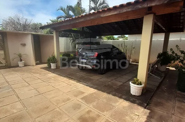 Casa á venda no Bairro Santos Dumont. Contendo 03(três) quarto(s) com planejados, sendo 1 suíte, 01(uma) sala de TV, 01(um)banheiro social com planejado, 01(uma) cozinha ampla com planejados, Área gourmet  com lavabo, lavanderia coberta, garagem para 3 ca