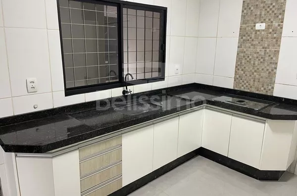 Casa em condomínio para venda no Novo Europa, Contendo: 02 (dois) Quartos, sendo 01 (um) suíte, 01 (uma) Sala de TV, 01 (uma) Cozinha, 02 (dois) Banheiros, 01 (uma) Área de serviço coberta e Garagem coberta.