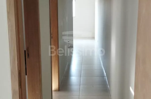 Casa com excelente localização. Casa com 02 (dois) quartos, 01 (um) banheiro, 01 (uma) sala de estar, 01 (uma) cozinha, 01 (uma) lavanderia e garagem para 2 carro.