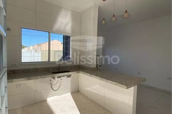 Casa á venda no bairro SetSul. Contendo 03(três) quartos, sendo uma suíte, 01(uma) sala de estar, 01(um) hall, 02(um) banheiro, 01(uma) cozinha com bancada de granito, 01(uma) lavanderia coberta, garagem para 3 carros   Área Construída: 72,95m²  Terreno: 