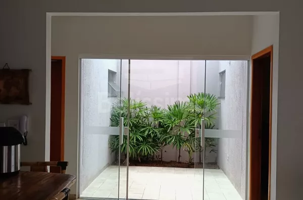 Lindo sobrado localizado no bairro Vila Nova, sobrado bem localizado e com lindos detalhes em bambu.