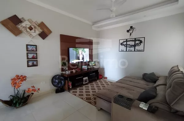 Casa localizada em Três Lagoas MS no bairro: Nova Três Lagoas, contendo os seguintes cômodos: 02 (dois) quartos, sendo 01 (uma) suíte, 02 (dois) banheiros, 01 (uma) cozinha gourmet, 01 (uma) sala TV, lavanderia coberta, garagem para 2 carros. 