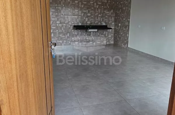 Casa localizada no bairro Ipê 5. Contendo 2 quarto(s) sendo 1 suíte, sala, cozinha, banheiro social, lavanderia coberta, garagem para 2 carros.