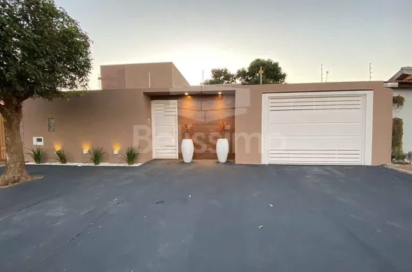 Casa com excelente localização no Bairro Santa Rita.  Casa com: 03(Três) Quartos, sendo 01 (um) suíte, 01(uma) Sala de TV, 01(uma) Cozinha, Área gourmet, 02(dois) Banheiros, 01(uma) Área de serviço coberta, Garagem para 2 carros  Área Construída: 170m²