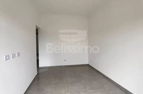 Casa com excelente localização 10 minutos do centro. Casa com 02 (dois) quartos, sendo 01 (um) suíte, 02 (dois) banheiros, 01 (uma) sala de estar, 01 (uma) cozinha, 01 (um) hall, 01 (uma) lavanderia e com garagem para 2 carro. 