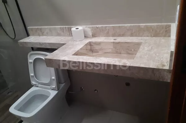 Casa com excelente localização, Casa de 2 quartos, sendo 2 suítes , 01(uma) sala de TV, 01 (uma) cozinha, ,03 (três) banheiros, Área gourmet e com garagem para 3 carros.  Terreno 264m²  Construção 65,50m²