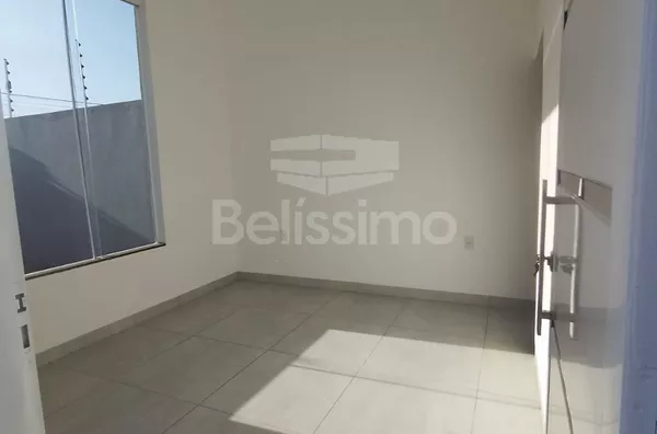 Casa com excelente localização no Bela Vista da Lagoa. Casa Contendo: 03 (Três) Quartos, sendo 01 (Uma) Suíte, 01 (Uma) Sala com pé direito amplo, 01 (Uma) Cozinha, 3 (três) Banheiros, 01 (Uma) Área de serviço coberta, Garagem para 02 carros