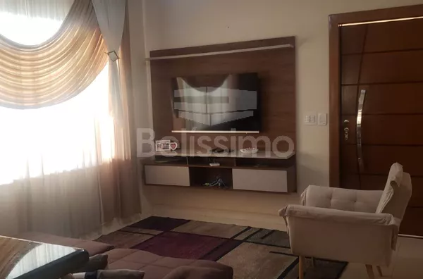 Belíssima casa no bairro Parque São Carlos , Casa contendo: 03 Quartos, sendo 2 suítes, 04 banheiros, cozinha, sala de TV, área gourmet, lavanderia coberta e garagem para 3 carros.