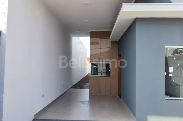 Linda casa, localizada em Três Lagoas M/S, no bairro Parque São Carlos, dez  minutos do centro da cidade! Com acabamento de qualidade, contendo os seguintes cômodos: 03(três) quartos, sendo uma suíte, 02 banheiros, 01 (uma) cozinha, 01 uma) sala TV. 1(uma