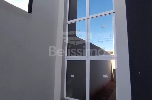 Casa com excelente localização 12 minutos do centro. Casa de 2 quartos, sendo 1 suíte, 01(uma) sala de TV, 01 (uma) cozinha com planejados , 01 (uma) área de serviço coberto e 02 (dois) banheiros e com garagem para 1 carro.  Área construída 73 m²  Área to