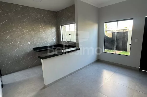 Casa com excelente localização. Casa de 2 quartos,  01(uma) sala de TV, 01 (uma) cozinha, (01) banheiro, 01 (uma) área de serviço coberta e garagem para 2 carros.