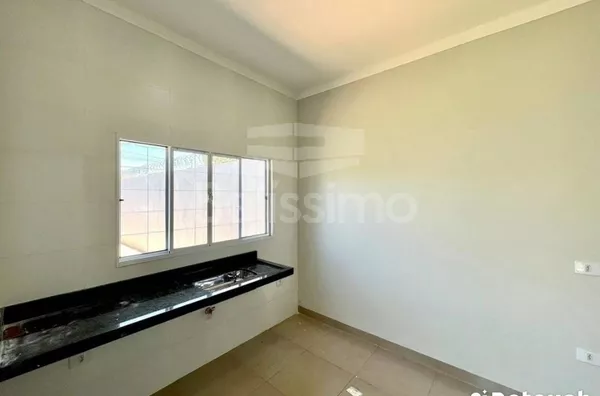 Casa localizada no bairro Bosque das Araras. Casa de 2 quartos,  sendo 01(uma) suíte 01(uma) sala de TV, 01 (uma) cozinha, (02) banheiros, 01 (uma) área de serviço coberta e garagem para 2 carros.