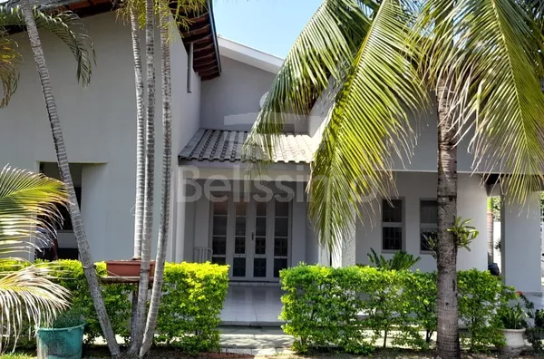 Casa com fino acabamento no Bairro Santos Dumont, excelente localização. Contendo 03(três) quartos, sendo uma suíte, 01(uma) sala, 01(uma) sala de jantar, 01(uma) cozinha ampla com planejados, 04(quatros) banheiros, espaço com área gourmet, garagem cobert