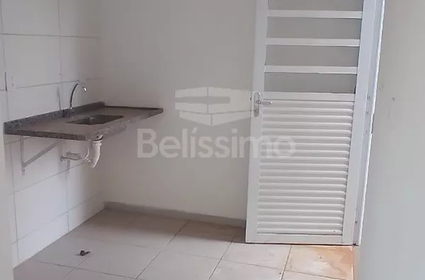 Linda casa no bairro Eco Ville 4, casa bem localizada. Casa contendo, 2 (Dois) Quartos, 1 (Um) Banheiro, Sala de TV, Cozinha, Lavanderia coberta e garagem para um carro.