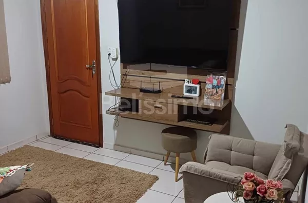 Casa com excelente localização: No bairro Vila Piloto I  Descrição do imóvel:    3 Quartos ,2 Banheiros, 1 Dispensa, 1 Cozinha com armários planejados, balcões, Sala de jantar com  janelas e porta de blindex, Área gourmet com churrasqueira