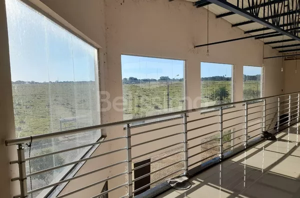 Barracão Contém 12 placas solares,  Média de 1.320 m2 de área construída. Equivalente a 3 terrenos de 12,06 × 30, Uma garagem ampla para carros e caminhões (a garagem não é coberta), Consta também na parte inferior de 4 banheiros sendo 2 adaptados para de