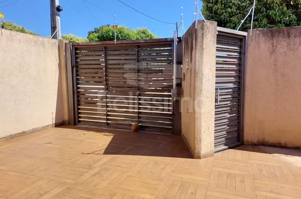 Casa com excelente localização 5 minutos do centro. Casa com 03(Três) quartos, sendo 1 suíte com closet, 01(um) jardim de inverno, 01(uma) sala de TV, 01(uma) sala de jantar, 01(uma) cozinha, 02(dois) banheiros, 01(uma) área de serviço coberta, 01(uma) de