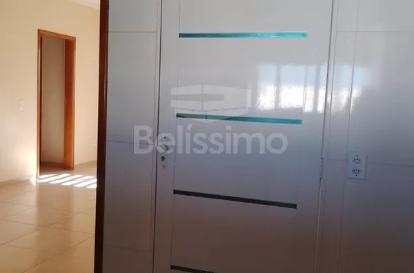 Casa para venda, bairro Ipê 4, contendo: 3 quarto(s) sendo 1 suíte, sala ampla, cozinha c/ planejados, 2 banheiros c/ planejados, lavanderia coberta, área de churrasco, piscina e garagem p/ 3 carros