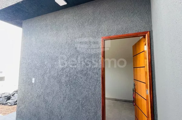 Linda casa no bairro Nova Três Lagoas, casa bem localizada. Casa contendo, 3 (Três) Quartos, sendo 1 (Uma) suíte, 2 (Dois) Banheiros, Sala de TV, Cozinha, Lavanderia coberta e garagem para dois carros. 