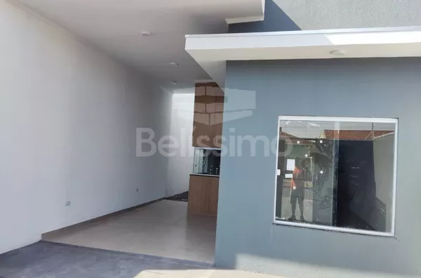 Linda casa, localizada em Três Lagoas M/S, no bairro Parque São Carlos, dez  minutos do centro da cidade! Com acabamento de qualidade, contendo os seguintes cômodos: 03(três) quartos, sendo uma suíte, 02 banheiros, 01 (uma) cozinha, 01 uma) sala TV. 1(uma