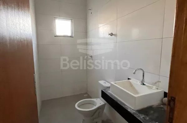 Casa com excelente localização 10 minutos do centro. Casa com 02 (dois) quartos, sendo 01 (um) suíte, 02 (dois) banheiros, 01 (uma) sala de estar, 01 (uma) cozinha, 01 (uma) lavanderia e garagem para 1 carro. 