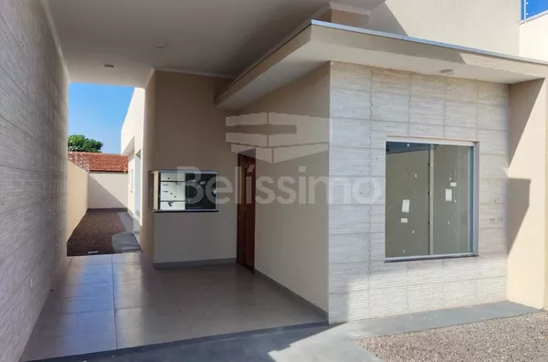 Linda casa, localizada em Três Lagoas M/S, no bairro Parque São Carlos, dez  minutos do centro da cidade! Com acabamento de qualidade, contendo os seguintes cômodos: 03(três) quartos, sendo uma suíte, 02 banheiros, 01 (uma) cozinha, 01 uma) sala TV. 1(uma