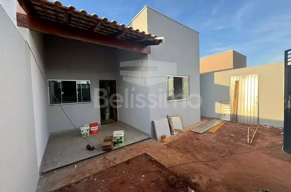 Casa com excelente localização 10 minutos do centro. Casa com 02 (dois) quartos, sendo 01 (um) suíte, 02 (dois) banheiros, 01 (uma) sala de estar, 01 (uma) cozinha, 01 (uma) lavanderia e com garagem para 2 carro.