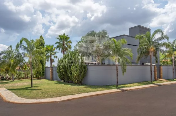 Linda Casa no Residencial Lagoa Maior, Piso superior: 3(três) quartos todos com planejados, sendo um com closet, 01(um) Banheiro social. Piso inferior: 01(um) Lavabo, 01(um) escritório, 01(uma) sala de estar, 01(uma) sala de jantar, 01 (uma) cozinha com a