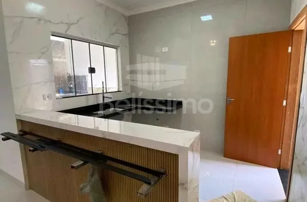 Casa para venda, bairro Bela Vista, contendo: 3 quarto(s) sendo 1 suíte, sala ampla, cozinha c/ planejados, 2 banheiros c/ planejados, lavanderia coberta, área de churrasco, e garagem p/ 3 carros