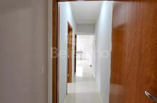 Casa com excelente localização. Casa com 02 (dois) quartos, sendo 01 (um) suíte, 02 (dois) banheiros, 01 (uma) sala de estar, 01 (uma) cozinha, 01 (uma) lavanderia, com garagem para 2 carro e espaço para ampliação.