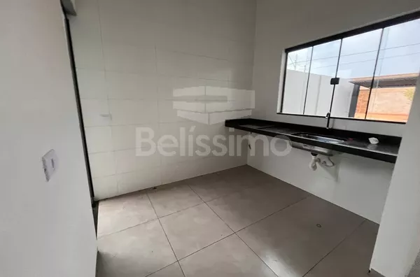 Casa com excelente localização 10 minutos do centro. Casa com 02 (dois) quartos, sendo 01 (um) suíte, 02 (dois) banheiros, 01 (uma) sala de estar, 01 (uma) cozinha, 01 (uma) lavanderia e garagem para 2 carro. 