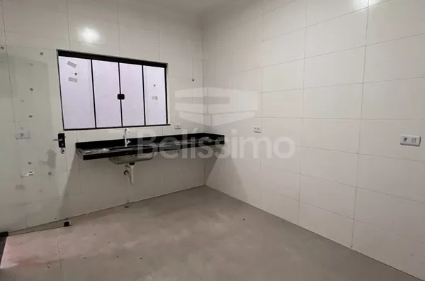 Casa com excelente localização 10 minutos do centro. Casa com 02 (dois) quartos, sendo 01 (um) suíte, 02 (dois) banheiros, 01 (uma) sala de estar, 01 (uma) cozinha, 01 (uma) lavanderia e garagem para 2 carro. 