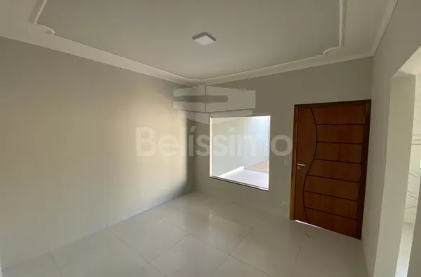 Casa com excelente localização 7 minutos do centro. Casa de 2 quartos, sendo 1 suíte, 01(uma) sala de TV, 01 (uma) cozinha, 01 (uma) área de serviço e 02 (dois) banheiros e com garagem para 2 carros. 