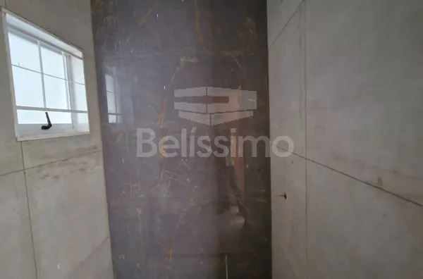 Casa localizada no bairro Nova Europa. Com 2 quartos,  01(uma) sala de TV, 01 (uma) cozinha, (01) banheiro, 01 (uma) área de serviço coberta e garagem para 1 carro.