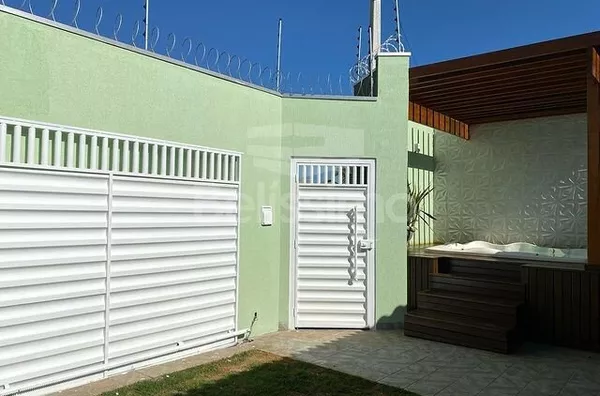 Casa com excelente localização 10 minutos do centro. Casa de 2 quartos, sendo 1 suíte, 01(um) jardim de inverno, 01(uma) sala de TV, 01 (uma) cozinha com planejados, 01 (uma) área gourmet, 01 (um) lavabo, 01 (uma) área de serviço e 02 (dois) banheiros