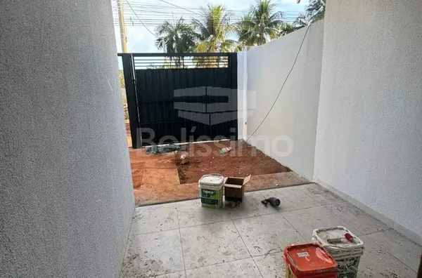 Casa com excelente localização 10 minutos do centro. Casa com 02 (dois) quartos, sendo 01 (um) suíte, 02 (dois) banheiros, 01 (uma) sala de estar, 01 (uma) cozinha, 01 (uma) lavanderia e com garagem para 2 carro.