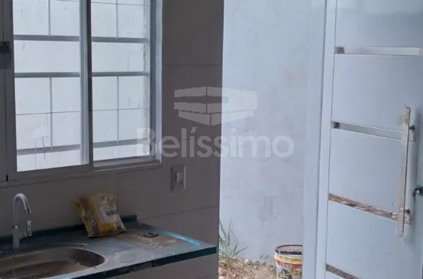 Casa com excelente localização. Casa de 2 quartos,  01(uma) sala de TV, 01 (uma) cozinha, (01) banheiro, 01 (uma) área de serviço coberta e garagem para 1 carro.