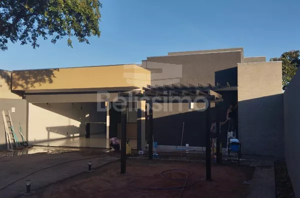 Belíssima casa no bairro Mais Parque, Casa contendo: 03 Quartos, sendo uma suíte máster com closet, 02 banheiros, cozinha, sala de TV, jardim de inverno, área gourmet, lavabo, lavanderia coberta e garagem para 3 carros. 