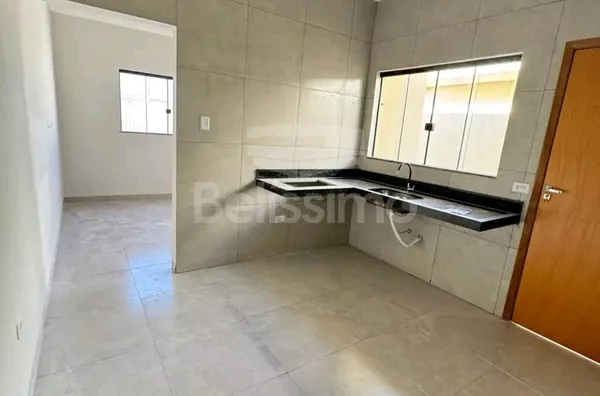 Casa com excelente localização 10 minutos do centro. Casa com 02 (dois) quartos, sendo 01 (um) suíte, 02 (dois) banheiros, 01 (uma) sala de estar, 01 (uma) cozinha, 01 (uma) lavanderia e garagem para 2 carro.