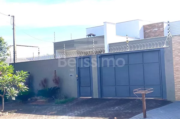 Casa bem localizada, no bairro Vila Nova. Casa contendo 03 (três) quartos, sendo 01 com closet, escritório, portão automático, cozinha, cerca elétrica, placa de energia solar, área gourmet e garagem para 2 carros.