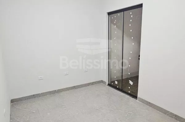 Casa localizada no bairro Parque São Carlos. Contendo 2 (dois) quartos, sendo 01 (um) suíte, 02 (dois) banheiros, 01 (uma) sala de estar, 01 (uma) cozinha, 01 (uma) lavanderia e com garagem
