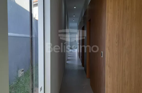 Casa com fino acabamento no Bairro Santos Dumond, excelente localização. Contendo 03(três) quartos, sendo uma suíte, 01(uma) sala, 01(uma) cozinha ampla, 02(dois) banheiros, lavanderia  e garagem coberta.