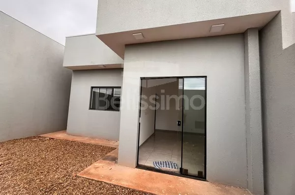 Casa com excelente localização 10 minutos do centro. Casa com 02 (dois) quartos, sendo 01 (um) suíte, 02 (dois) banheiros, 01 (uma) sala de estar, 01 (uma) cozinha, 01 (um) hall, 01 (uma) lavanderia e com garagem para 2 carro. 