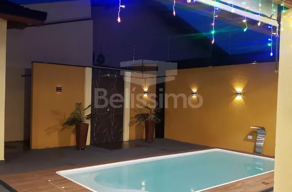 Belíssima casa no bairro Parque São Carlos , Casa contendo: 03 Quartos, sendo 2 suítes, 04 banheiros, cozinha, sala de TV, área gourmet, lavanderia coberta e garagem para 3 carros.