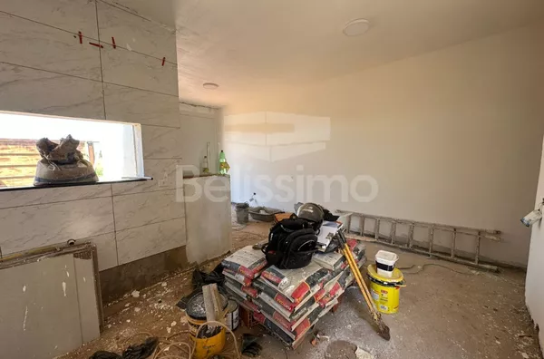 Ótima oportunidade no Loteamento Santa Helena. Casa de 2 quartos, sendo 1 suíte, 01(uma) sala, 01 (uma) cozinha, 01 (uma) área de serviço e 02 (dois) banheiros e garagem para 2 carros.