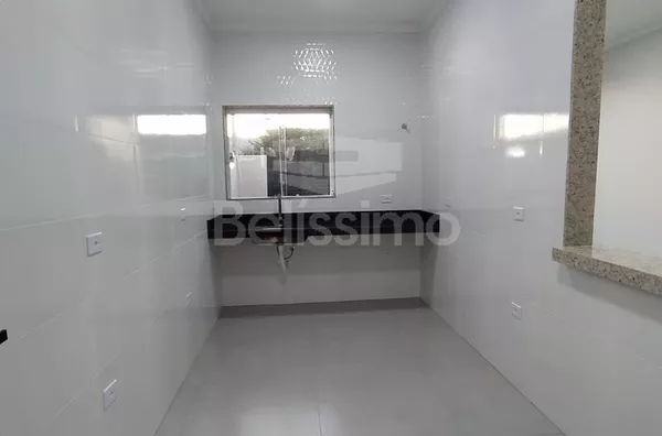 Casa com excelente localização no Mais Parque. Casa Contendo: 02 (Dois) Quartos, sendo 01 (Uma) Suíte, 01 (Uma) Sala com pé direito amplo, 01 (Uma) Cozinha, 02 (Dois) Banheiros, 01 (Uma) Área de serviço coberta, Garagem para 02 carros