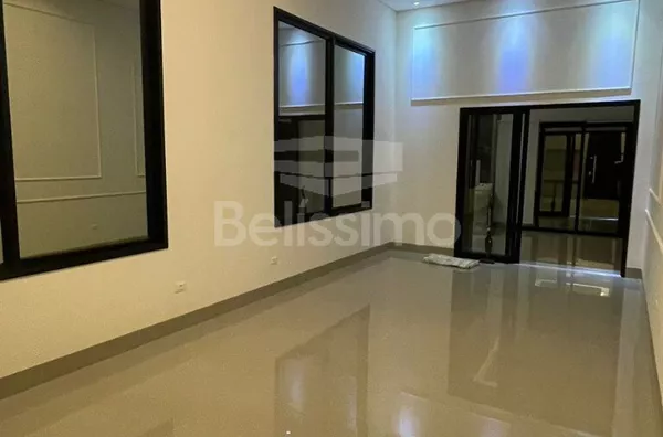 Linda Casa no condomínio Costa Leste, Casa com 03(três) quartos com planejados, sendo uma suíte, 01(uma) sala com pé direito alto, com planejados e com acabamento sanca de gesso, 01 (uma) cozinha com planejados, 01 (uma) área de serviço coberta, 03 (três)