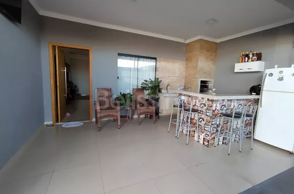 Casa localizada em Três Lagoas MS no bairro: Nova Três Lagoas, contendo os seguintes cômodos: 02 (dois) quartos, sendo 01 (uma) suíte, 02 (dois) banheiros, 01 (uma) cozinha gourmet, 01 (uma) sala TV, lavanderia coberta, garagem para 2 carros. 